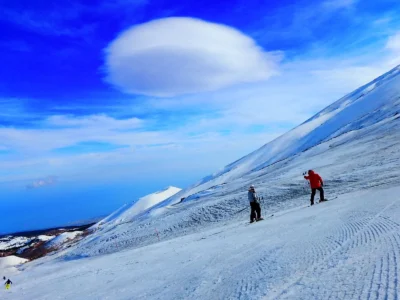 sciatori sull'Etna. Sciare è una delle cose che è possibile fare in Sicilia in inverno.