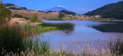 l'Etna vista dal lago Biviere, nel Parco dei Nebrodi