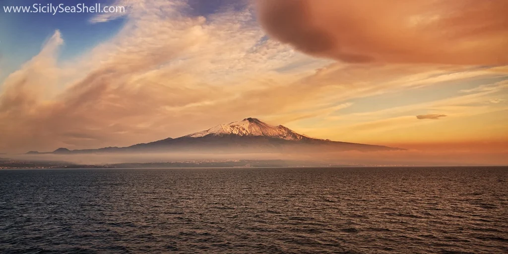 L'Etna vista dal traghetto che raggiunge la Sicilia (Catania) da Napoli