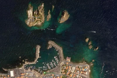 Isola Lachea e Faraglioni di Aci Trezza visti dal satellite