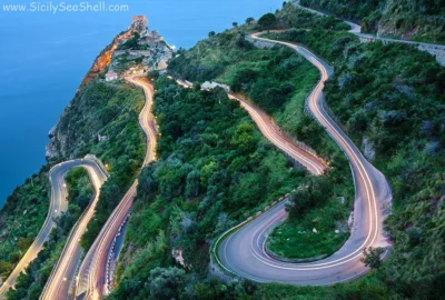 la tortuosa strada che porta a Forza d'Agrò, in Sicilia