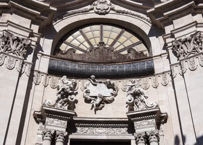 decorazioni barocche sulla facciata di una chiesa di Catania