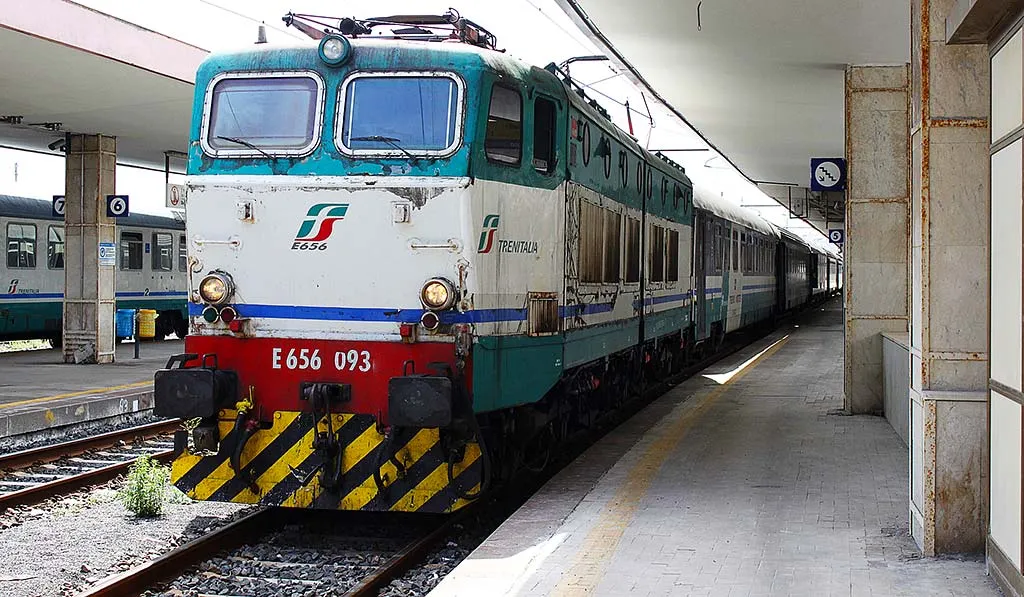 treno presso la stazione di Catania: è possibile raggiungere la Sicilia in treno partendo da Roma o Milano